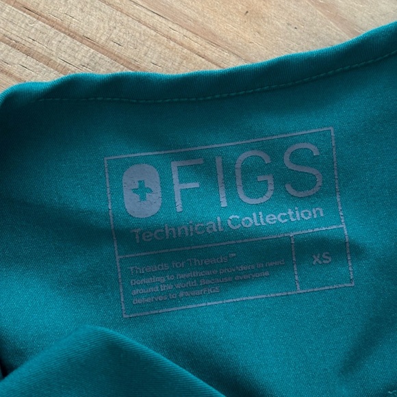 Figs Women's Green V-Neck Short Sleeve Top - Picture 5 of 10